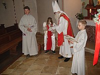 Der Hl. Nikolaus und das Engelchen beschenken die Kinder